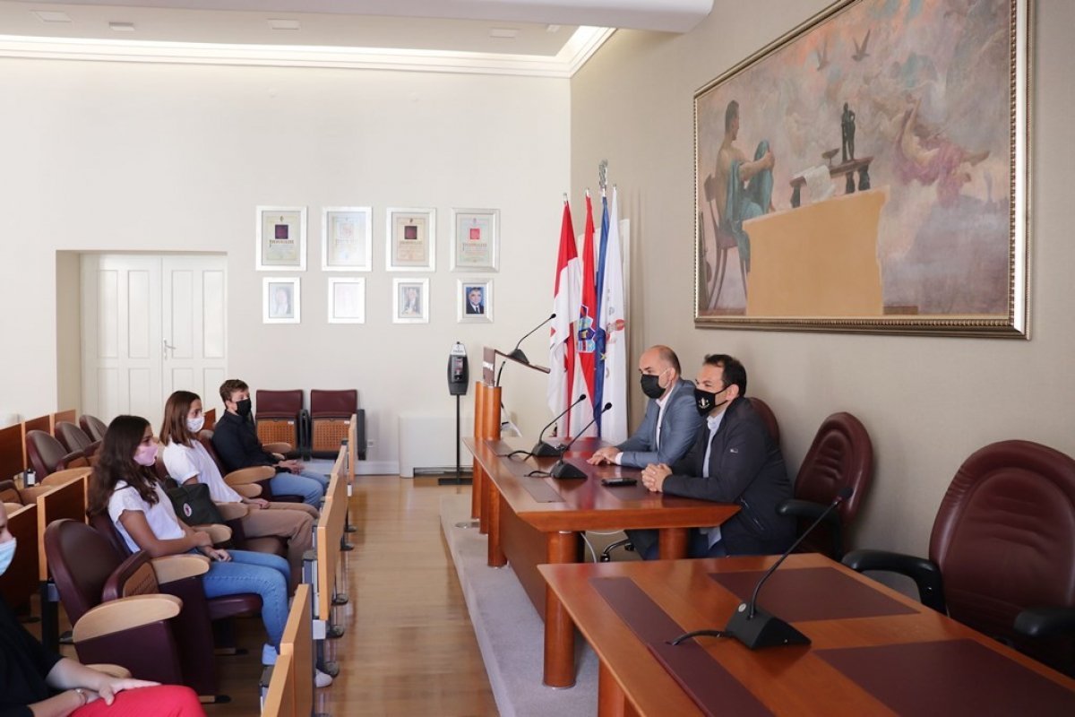 U sklopu Dječjeg tjedna predsjednik Gradskog vijeća Marko Potrebica i pročelnik Dživo Brčić primili predstavnike Društva naša djeca i Dječjeg gradskog vijeća
