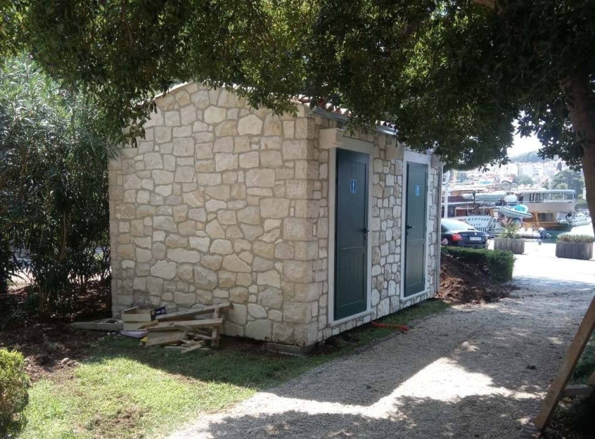 PRIVREMENO ZATVARANJE JAVNOG WC-A U PARKU LUJA ŠOLETIĆA