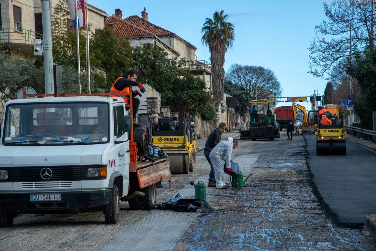 GRADONAČELNIK FRANKOVIĆ NAJAVIO CIJELI NIZ RADOVA NA CESTAMA, MORAT ĆE SE ASFALTIRATI I U TURISTIČKOJ SEZONI