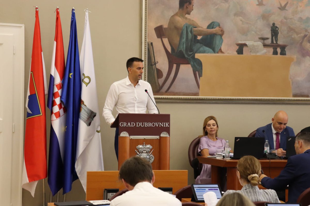 ŽELJKO RAGUŽ: OD GRADA OČEKUJEM DA MI UREDI IGRALIŠTE, A NE DA MI ODGAJA DJECU, POSVETITE IM VRIJEME UMJESTO ISPIJANJA KAVE NA VOJNOVIĆU