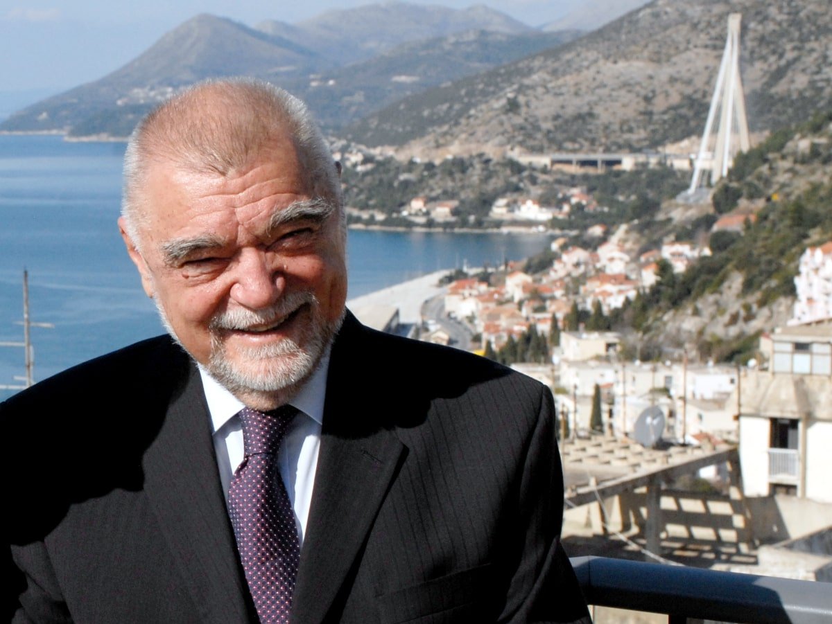 Mostovci traže „brisanje golfa” i ukidanje statusa počasnog građanina Mesiću