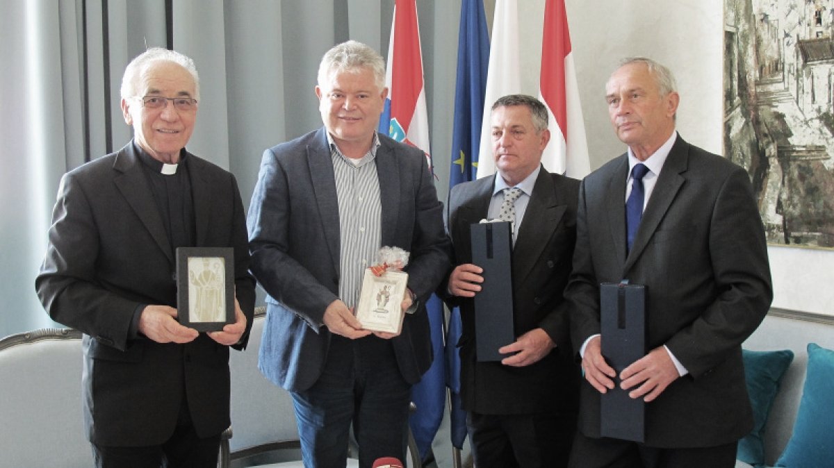 Festanjuli uručili Proglas Feste gradonačelniku Vlahušiću