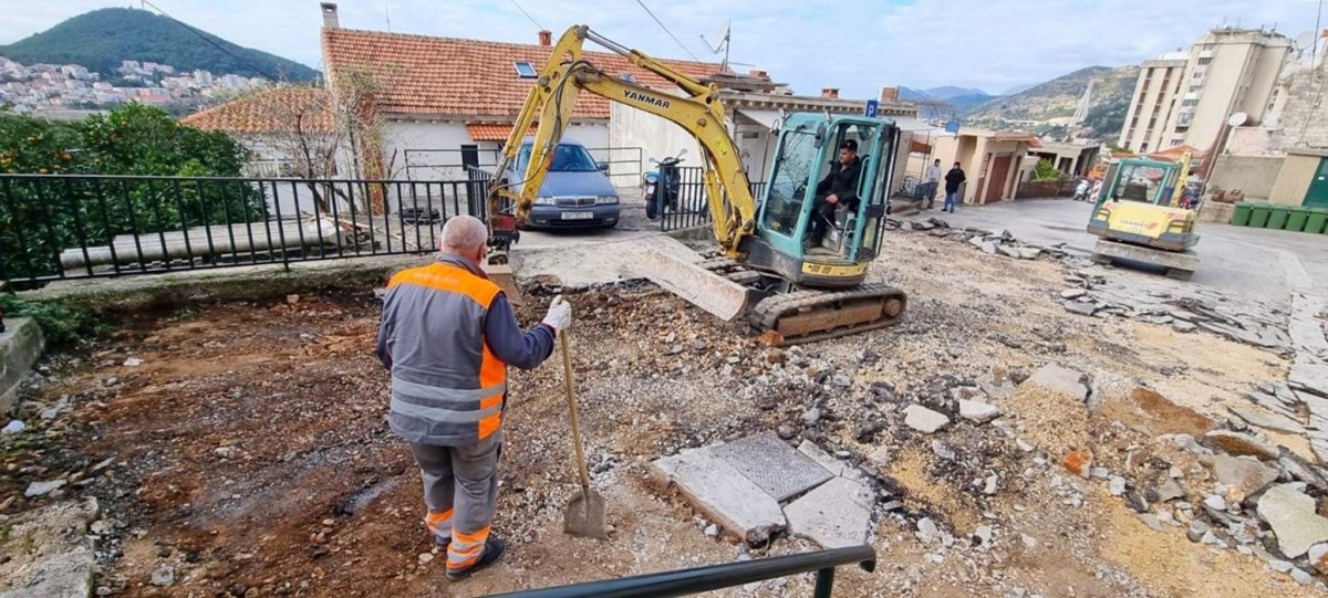 POČELI RADOVI ASFALTIRANJA U ULICI OD GAJA