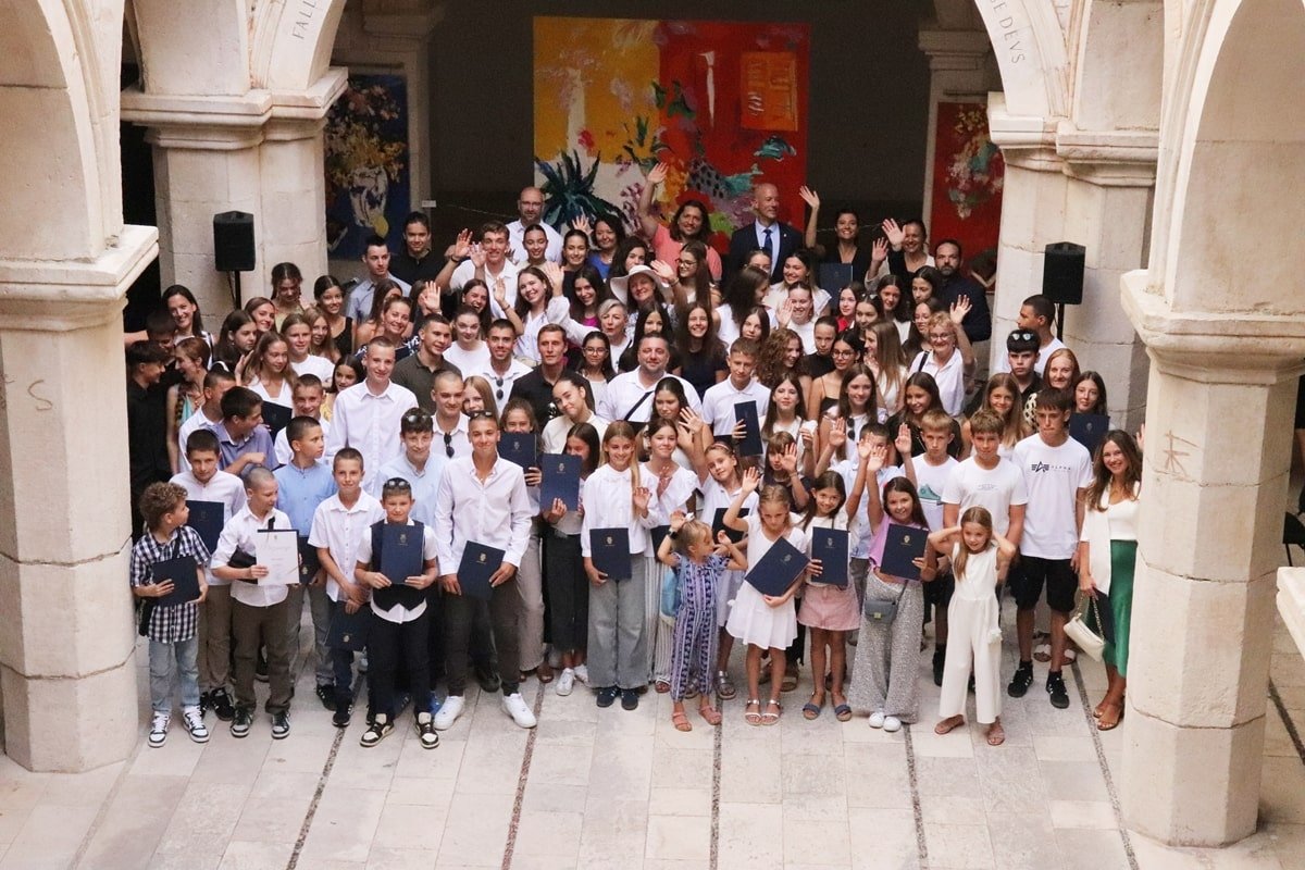 GRAD DUBROVNIK NAGRADIO NAJBOLJE UČENIKE, STUDENTE I NJIHOVE MENTORE, SUDIONIKE DRŽAVNIH NATJECANJA