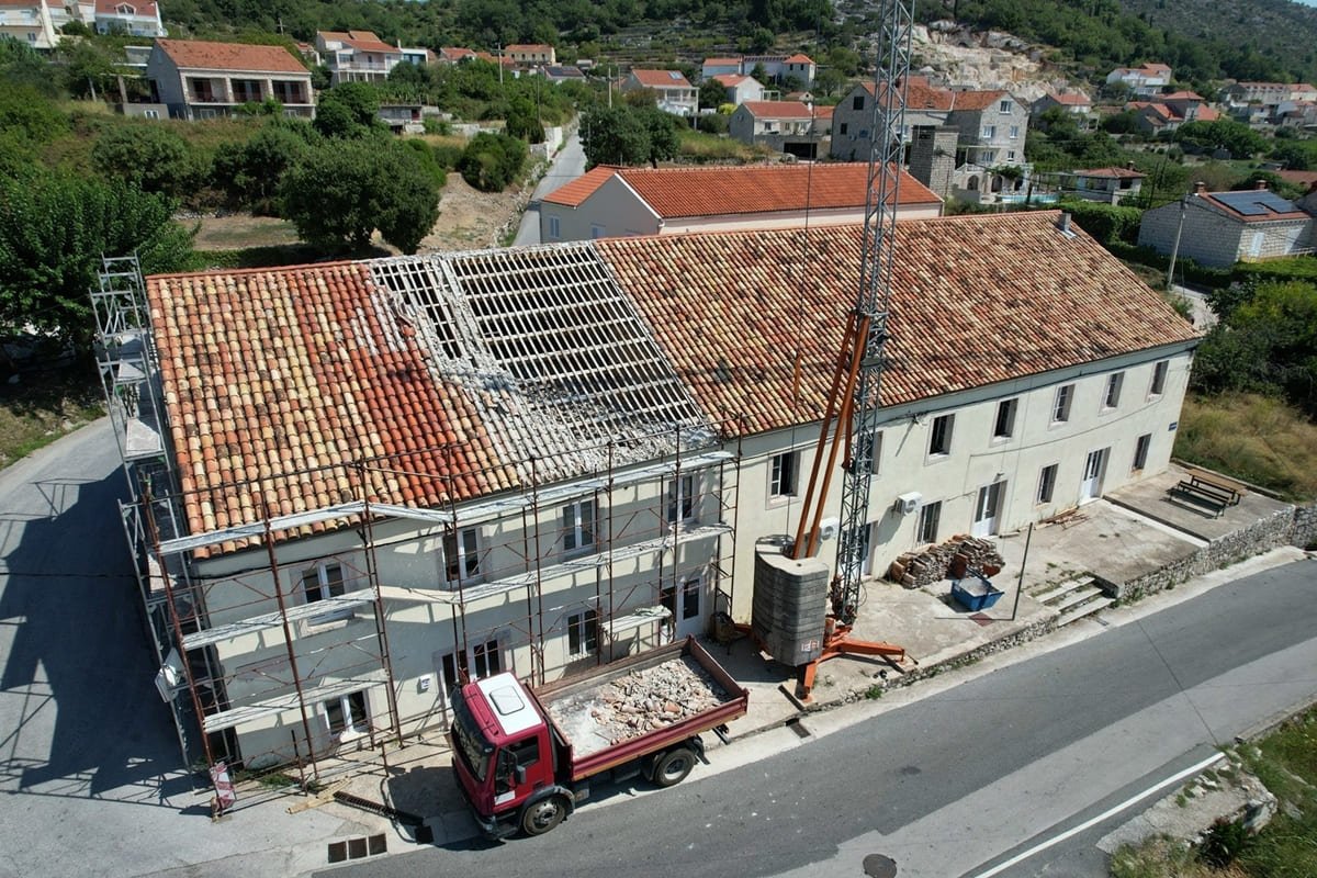 NAKON UNUTARNJEG UREĐENJA, U TIJEKU SANACIJA KROVIŠTA DOMA MLADIH U ORAŠCU