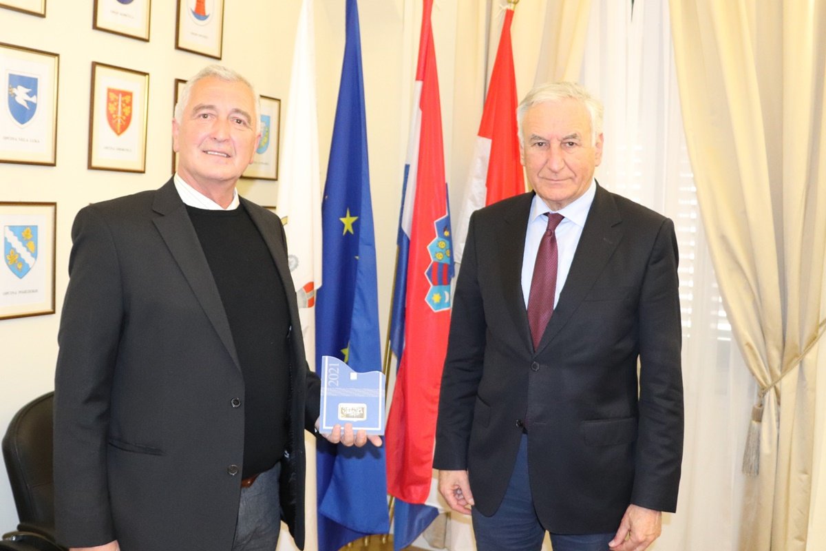 Dobitnik Plave vrpce Vjesnika Davor Perušina kod župana Dobroslavića