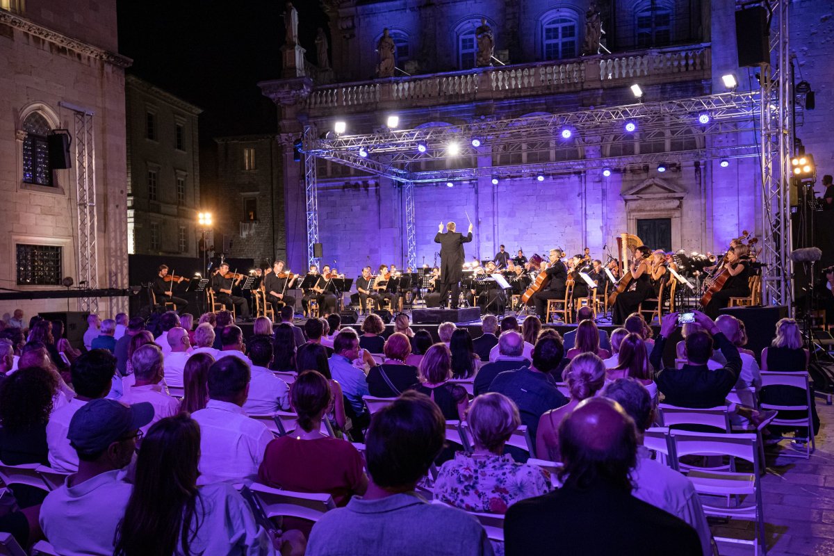 Opera gala ispred Katedrale za kraj 73. Igara