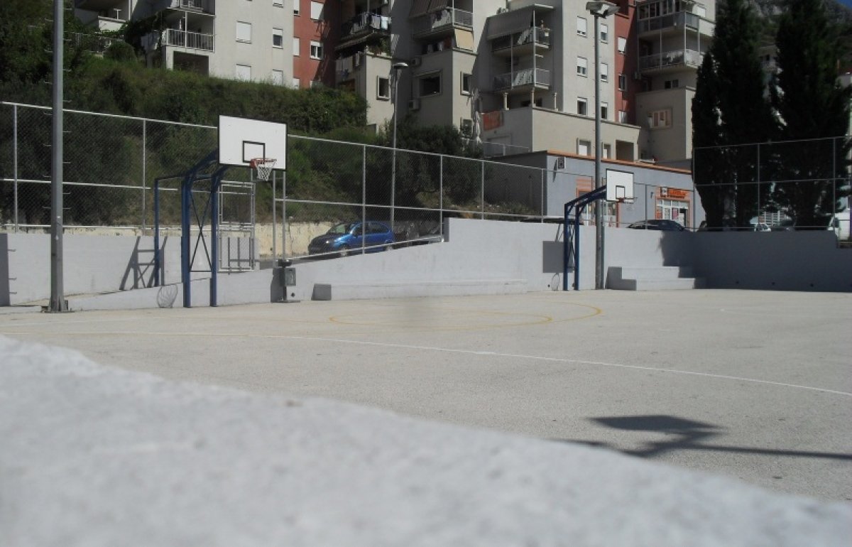 U Mokošici, na Kantafigu i na Batali započeli radovi na održavanju sportskih i dječjih igrališta